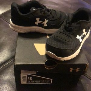Under Armour infant size 6 low top sneakers